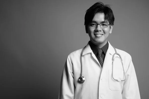 Studioaufnahme Eines Jungen Gut Aussehenden Philippinischen Arztes Vor Grauem Hintergrund — Stockfoto