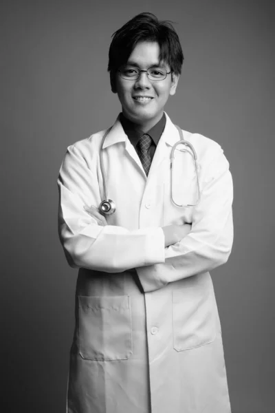 Studio Záběr Mladý Pohledný Filipínský Muž Lékař Proti Šedé Pozadí — Stock fotografie