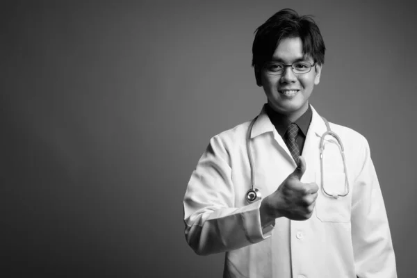 Studioaufnahme Eines Jungen Gut Aussehenden Philippinischen Arztes Vor Grauem Hintergrund — Stockfoto
