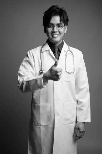 Estudio Joven Guapo Filipino Médico Hombre Sobre Fondo Gris Blanco —  Fotos de Stock