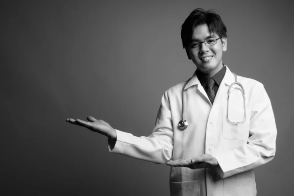 Studio Záběr Mladý Pohledný Filipínský Muž Lékař Proti Šedé Pozadí — Stock fotografie