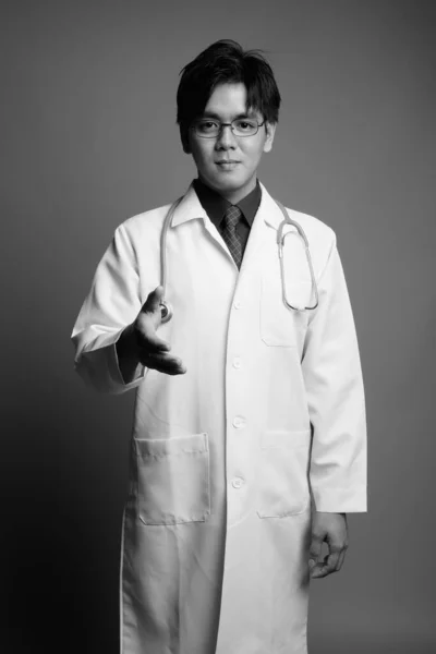 Studio Shot Του Νεαρού Όμορφος Φιλιππινέζος Γιατρός Άνθρωπος Γκρι Φόντο — Φωτογραφία Αρχείου