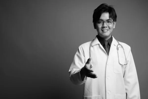 Estudio Joven Guapo Filipino Médico Hombre Sobre Fondo Gris Blanco —  Fotos de Stock