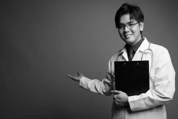 Studioaufnahme Eines Jungen Gut Aussehenden Philippinischen Arztes Vor Grauem Hintergrund — Stockfoto