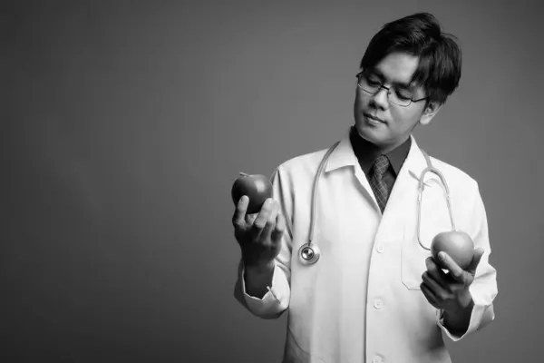 Studio Strzał Młody Przystojny Filipino Mężczyzna Lekarz Szarym Tle Czerni — Zdjęcie stockowe