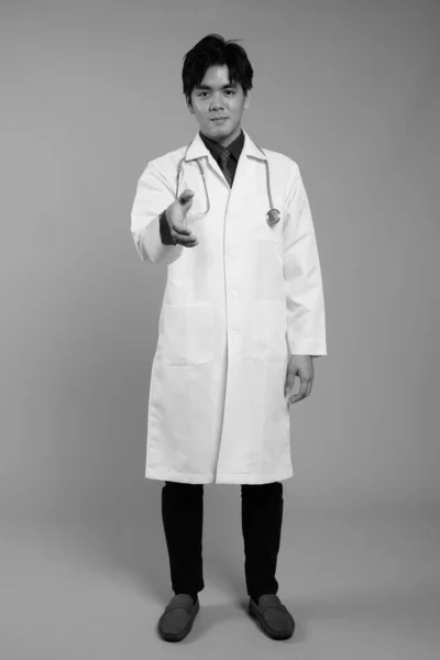 Зйомки Молодого Вродливого Філіппінського Лікаря Проти Сірого Фону Чорно Білому — стокове фото