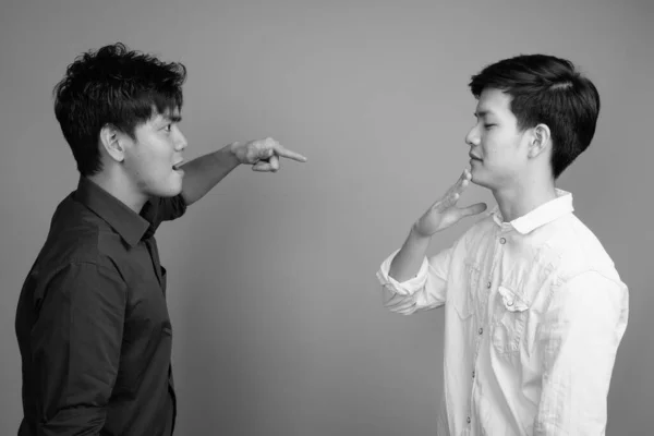 Studio Shot Van Twee Jonge Knappe Aziatische Mannen Samen Tegen — Stockfoto