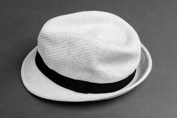 Studio Shot Sun Hat Γκρι Φόντο Μαύρο Και Άσπρο — Φωτογραφία Αρχείου