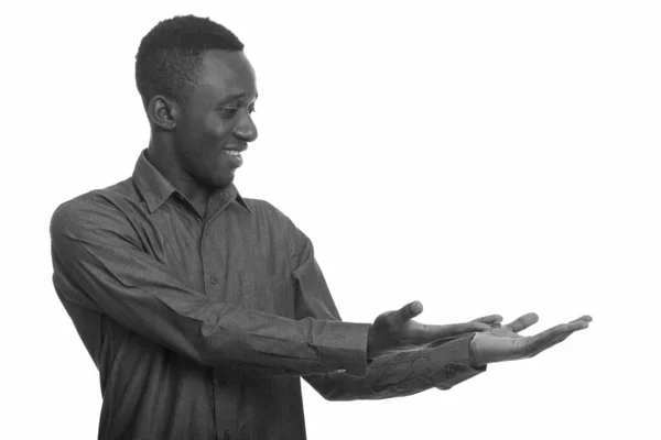 Siyah Beyaz Arka Planda Izole Edilmiş Yakışıklı Afrikalı Adamının Stüdyo — Stok fotoğraf
