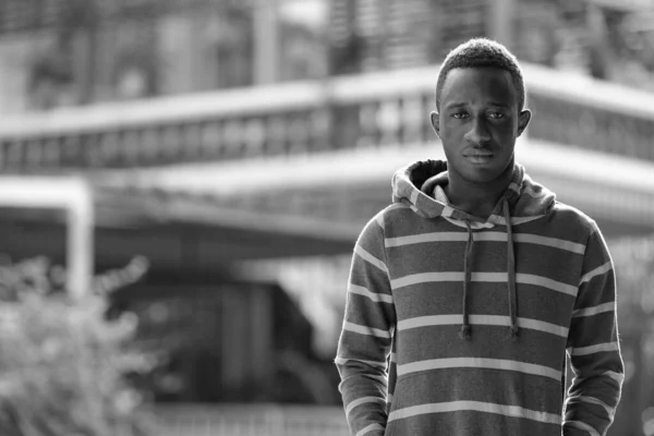 Portrét Mladého Pohledného Afričana Ulicích Venku Černobílém — Stock fotografie