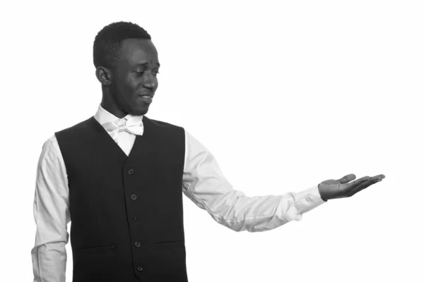 잘생긴 아프리카 사업가가 흑백으로 채찍은 스튜디오 — 스톡 사진