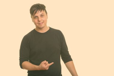 Beyaz arka planda uzun kollu gömlek giyen bir adamın stüdyo fotoğrafı.