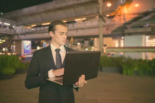 Portret Van Een Jonge Zakenman Die Nachts Bangkok Thailand Verkent — Stockfoto