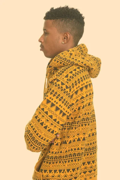 Estúdio Tiro Jovem Belo Homem Africano Com Cabelo Afro Usando — Fotografia de Stock