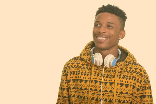 Estúdio Tiro Jovem Belo Homem Africano Com Cabelo Afro Usando — Fotografia de Stock