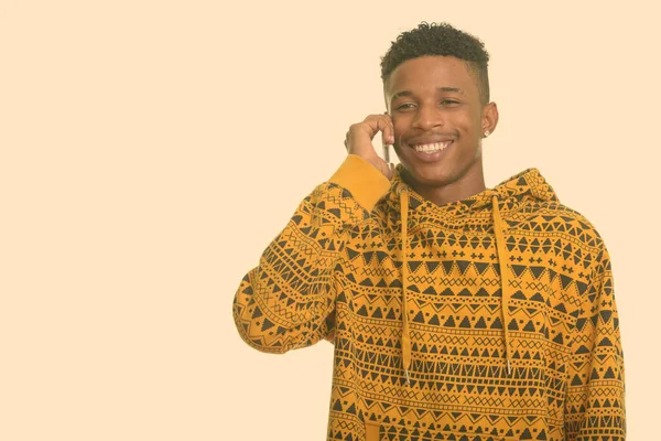 Estúdio Tiro Jovem Belo Homem Africano Com Cabelo Afro Usando — Fotografia de Stock