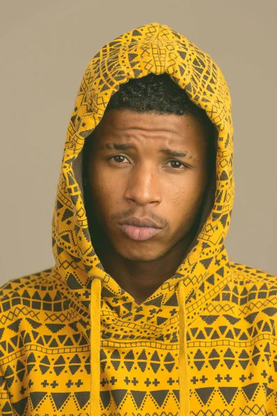 Estudio Joven Hombre Africano Guapo Con Pelo Afro Usando Sudadera —  Fotos de Stock