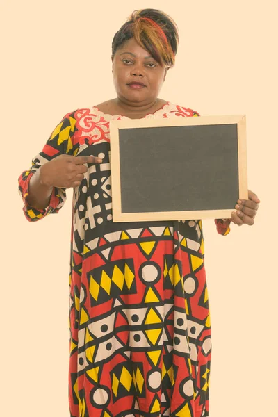 Знімок Прекрасної Африканської Жінки Надмірною Вагою Ізольованої Проти Білого Фону — стокове фото