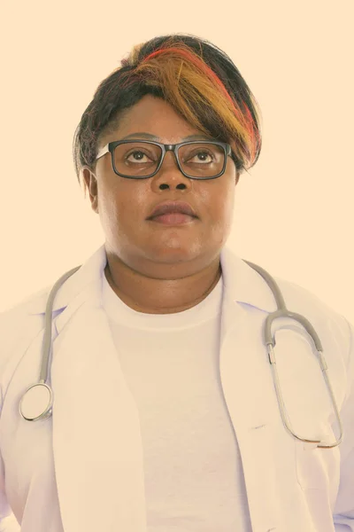 Studioaufnahme Der Schönen Übergewichtigen Afrikanischen Ärztin Isoliert Vor Weißem Hintergrund — Stockfoto