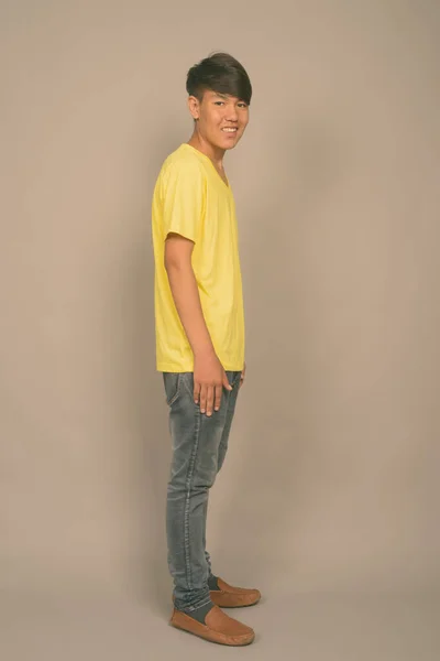 Jeune adolescent asiatique garçon sur fond gris — Photo