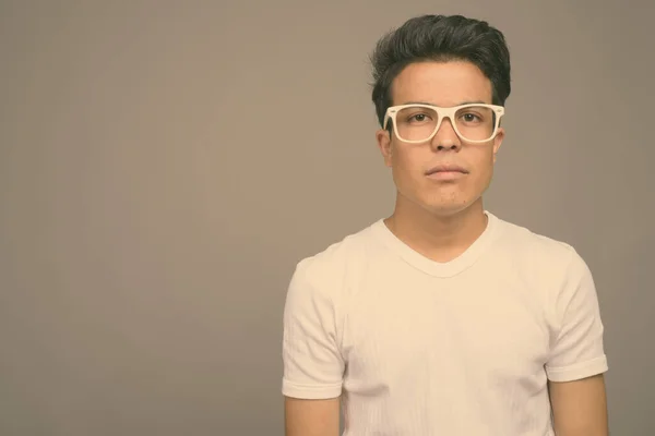 Retrato de joven asiático sobre fondo gris — Foto de Stock