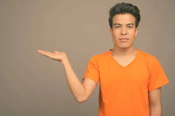 Retrato de joven asiático sobre fondo gris — Foto de Stock