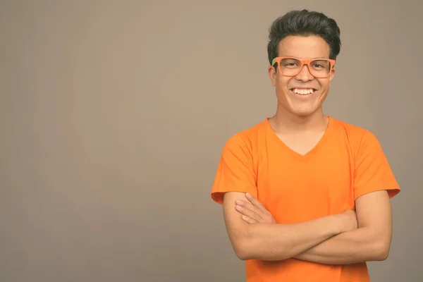 Retrato de joven asiático sobre fondo gris — Foto de Stock