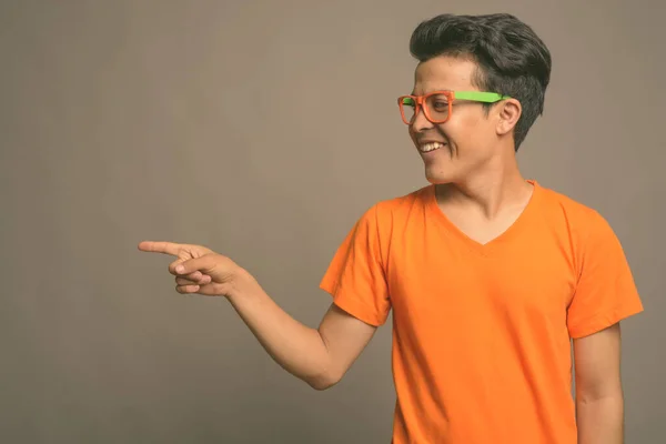 Retrato de joven asiático sobre fondo gris — Foto de Stock