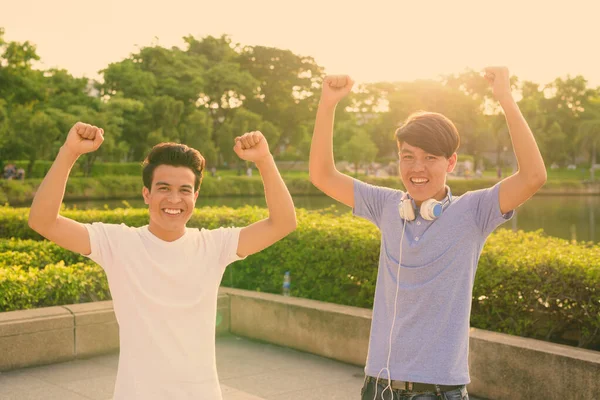 Jeune homme asiatique et jeune garçon adolescent asiatique au parc ensemble — Photo