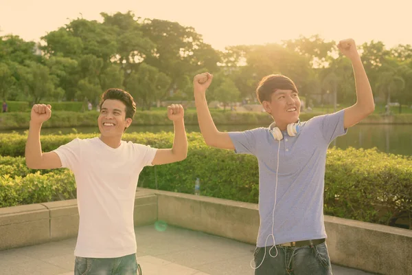 Młody Azjata mężczyzna i młody Azji nastolatek chłopiec w parku razem — Zdjęcie stockowe