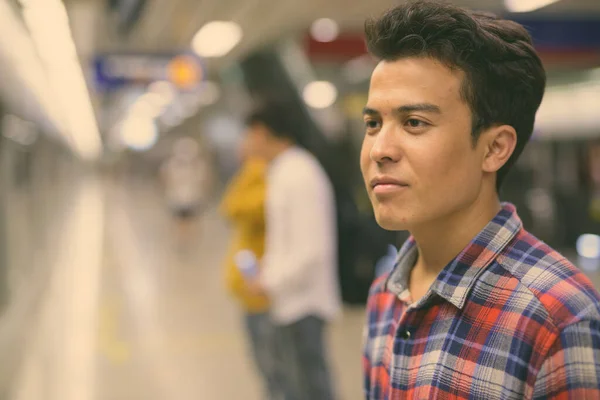Троє молодих азіатських чоловіків у залізничному вокзалі метро. — стокове фото