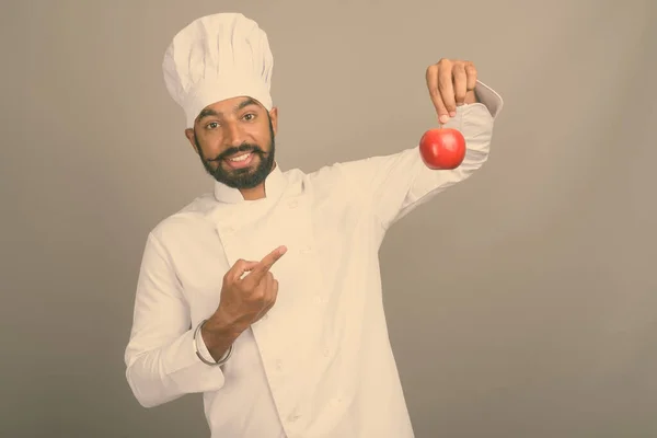 Joven guapo indio hombre chef contra gris fondo —  Fotos de Stock