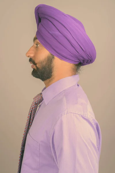 Jeune bel homme d'affaires indien sikh portant turban sur fond gris — Photo