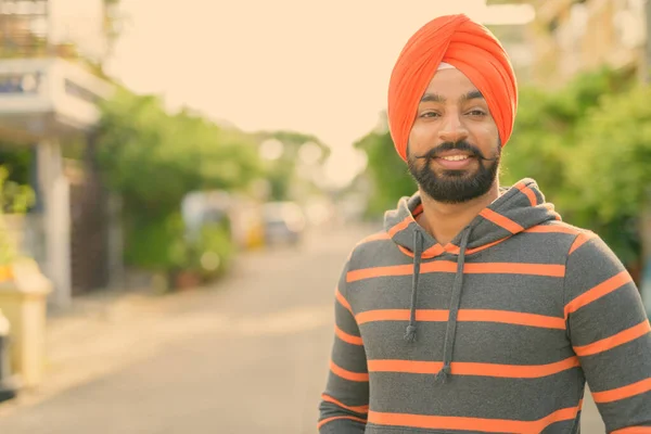 Junger schöner indischer Sikh-Mann trägt Turban auf der Straße — Stockfoto
