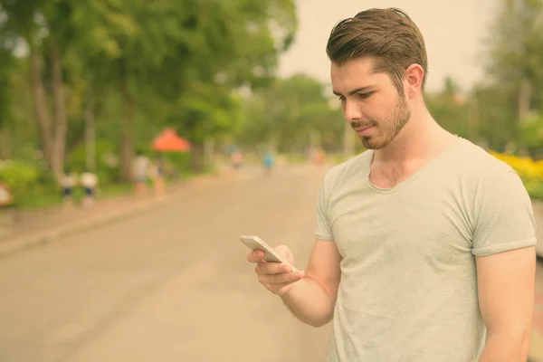 Portrait de jeune homme beau et relaxant au parc — Photo