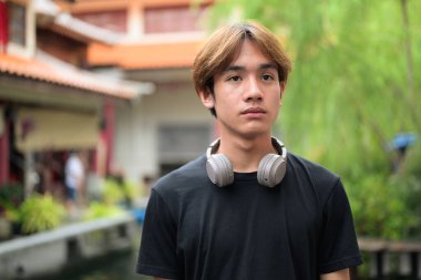 Yaz boyunca geleneksel Asya Zen bahçesinde Taylandlı genç bir adam. Çeşitli kavramlar ve kullanımlar için kendine güvenen, rahat ve otantik görünüm