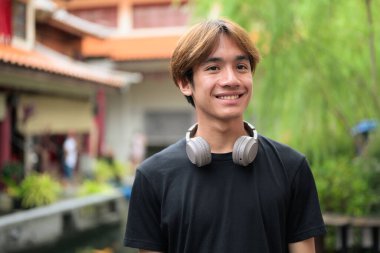 Yaz boyunca geleneksel Asya Zen bahçesinde Taylandlı genç bir adam. Çeşitli kavramlar ve kullanımlar için kendine güvenen, rahat ve otantik görünüm