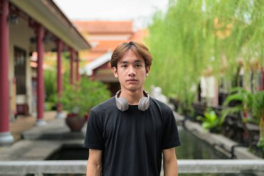 Yaz boyunca geleneksel Asya Zen bahçesinde Taylandlı genç bir adam. Çeşitli kavramlar ve kullanımlar için kendine güvenen, rahat ve otantik görünüm