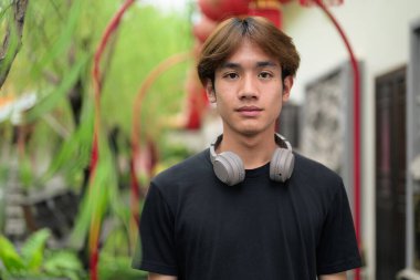 Yaz boyunca geleneksel Asya Zen bahçesinde Taylandlı genç bir adam. Çeşitli kavramlar ve kullanımlar için kendine güvenen, rahat ve otantik görünüm