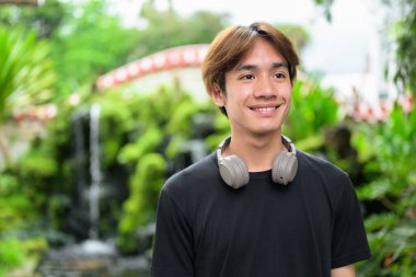 Yaz boyunca geleneksel Asya Zen bahçesinde Taylandlı genç bir adam. Çeşitli kavramlar ve kullanımlar için kendine güvenen, rahat ve otantik görünüm