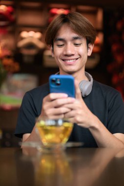 Modern yaşam tarzı fotoğrafçılığı için poz veren Taylandlı genç bir adamın portresi. Çeşitli kavramlar ve kullanımlar için kendine güvenen, rahat ve otantik görünüm