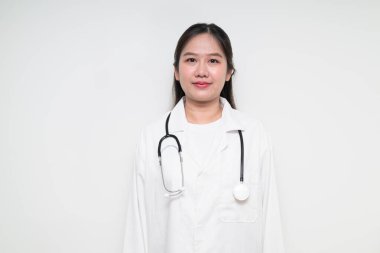 Güneydoğu Asyalı Tayland sağlık çalışanı bir kadının stüdyo portresi beyaz arka planda güvenle poz veriyor.
