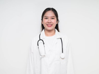 Güneydoğu Asyalı Tayland sağlık çalışanı bir kadının stüdyo portresi beyaz arka planda güvenle poz veriyor.