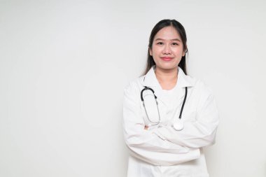 Güneydoğu Asyalı Tayland sağlık çalışanı bir kadının stüdyo portresi beyaz arka planda güvenle poz veriyor.