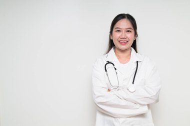 Güneydoğu Asyalı Tayland sağlık çalışanı bir kadının stüdyo portresi beyaz arka planda güvenle poz veriyor.