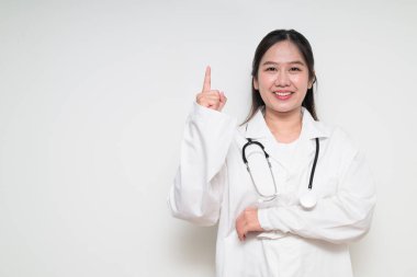 Güneydoğu Asyalı Tayland sağlık çalışanı bir kadının stüdyo portresi beyaz arka planda güvenle poz veriyor.