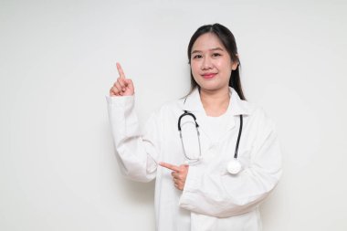 Güneydoğu Asyalı Tayland sağlık çalışanı bir kadının stüdyo portresi beyaz arka planda güvenle poz veriyor.