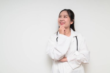 Güneydoğu Asyalı Tayland sağlık çalışanı bir kadının stüdyo portresi beyaz arka planda güvenle poz veriyor.