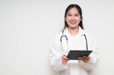 Güneydoğu Asyalı Tayland sağlık çalışanı bir kadının stüdyo portresi beyaz arka planda güvenle poz veriyor.