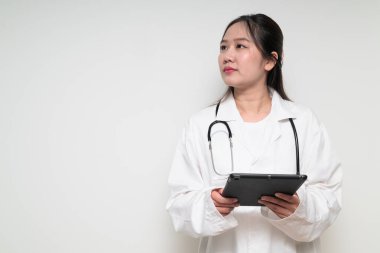 Güneydoğu Asyalı Tayland sağlık çalışanı bir kadının stüdyo portresi beyaz arka planda güvenle poz veriyor.